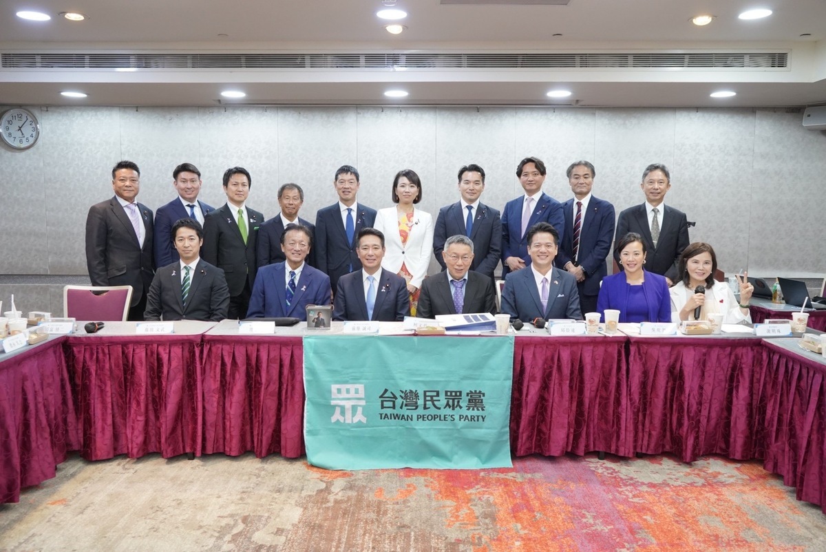 日本「國民民主黨」、「維新之會」及「立憲民主黨」等跨黨派國會參眾議員一行人來台進行3天訪問，並拜會民眾黨。 圖：民眾黨 / 提供