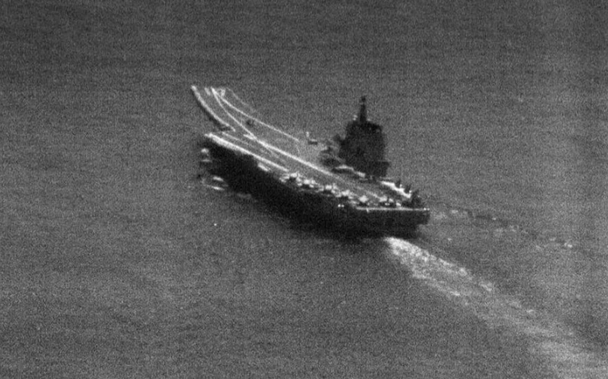 中國「山東號」航空母艦在西太平洋演訓，今傳有戰機經巴士海峽飛往進行海空聯訓。圖為山東號2023年4月5日穿過巴士海峽偵搜照片。 圖：翻攝自國防部