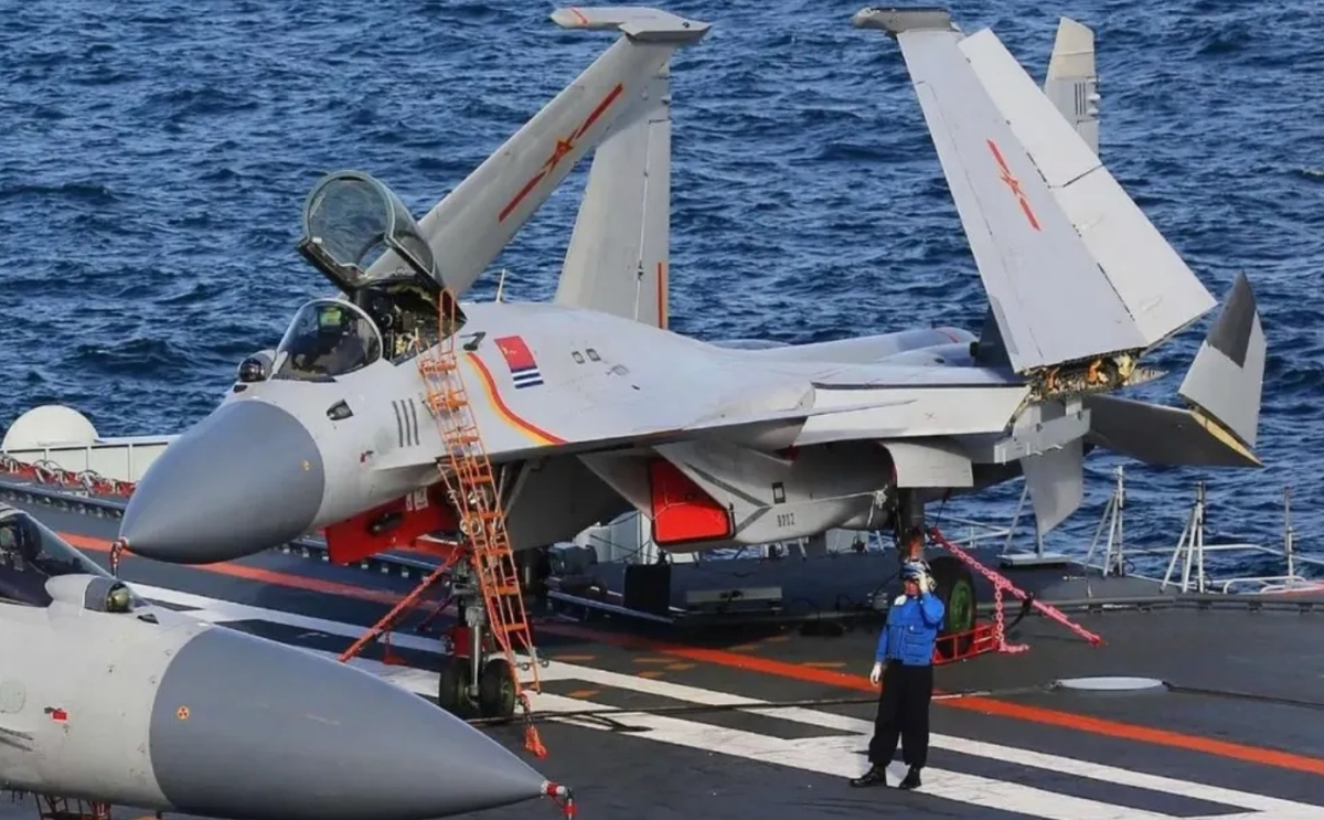 《逐夢》稱，山東號在發現無人機後立即出動艦載機殲-15 進行攔截。 圖：擷取自中國軍事專欄「王亞男航空說」