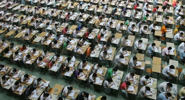 競爭激烈的學業環境使中國青少年面臨嚴重的心理障礙和自殺的風險，研究指出，中國 5 至 14 歲兒童自殺死亡率，近年平均每年上升近10%。 圖 : 翻攝自微博