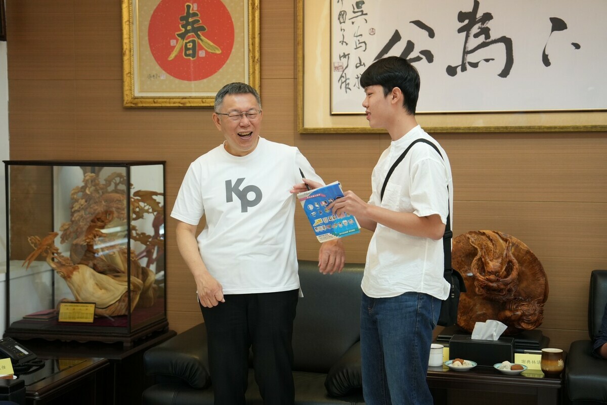 民眾黨總統參選人柯文哲今前往彰化縣議會出席與運動員有約座談會。 圖：民眾黨 / 提供