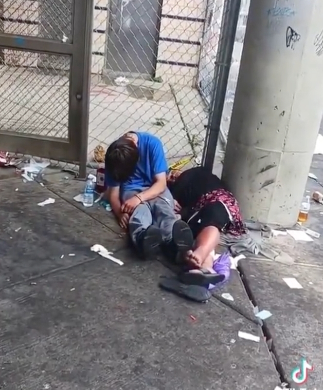 費城吸毒重災區的肯辛頓（Kensington）大道被形容為「僵屍之地」。據社群平台瘋傳的影片，吸毒者或蹣跚而行，或失去知覺趴在路上 圖：擷取自推特@Darwin_f1978