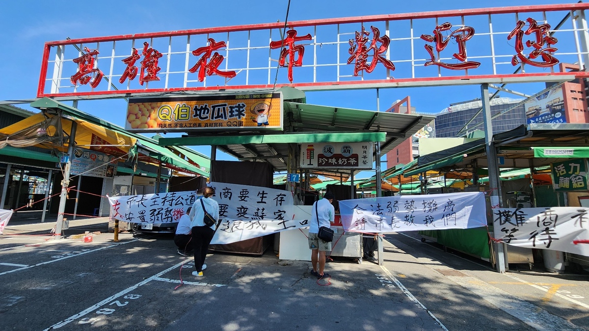 凱旋夜市及跳蚤市場攤掛白布條抗議。 圖：孫家銘攝