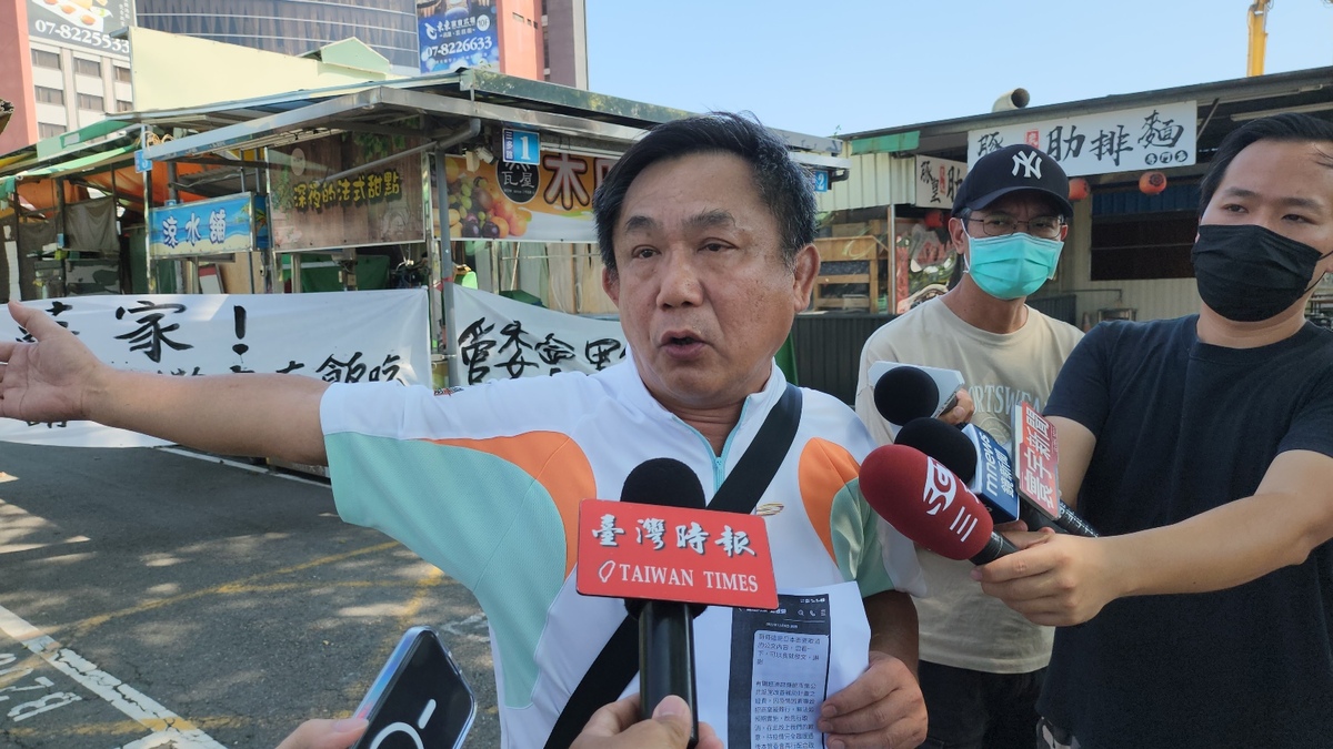 攤商代表指控一隻牛被剝兩層皮。 圖：孫家銘攝