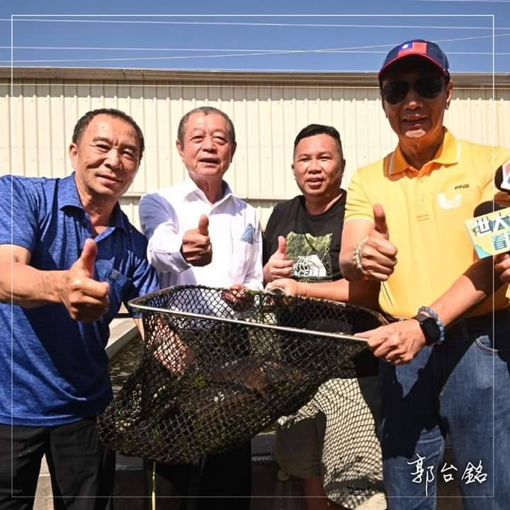 郭台銘(右一)與周典論(左二)參觀石斑養殖專區。  圖：翻攝郭台銘臉書