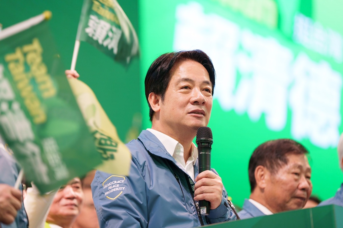 2024總統大選，民進黨參選人賴清德（前）表示將致力實踐「民主團結」、「民主治理」，以及「民主和平」三大民主行動，帶領台灣2350萬人勇敢前進。 圖：翻攝自賴清德臉書