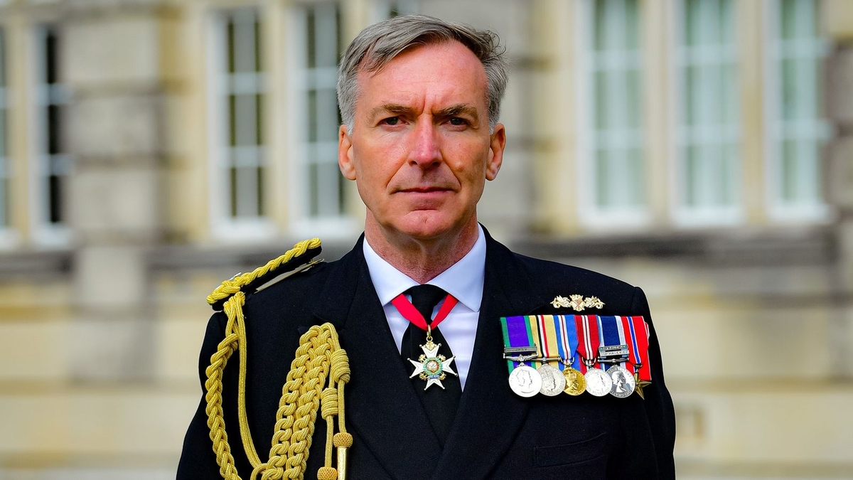 英國國防參謀長、海軍上將拉達金不認為烏克蘭反攻速度緩慢，指烏俄雙方前線長達一千多公里，如今已成俄羅斯傷腦筋的問題。 圖：翻攝自拉達金臉書