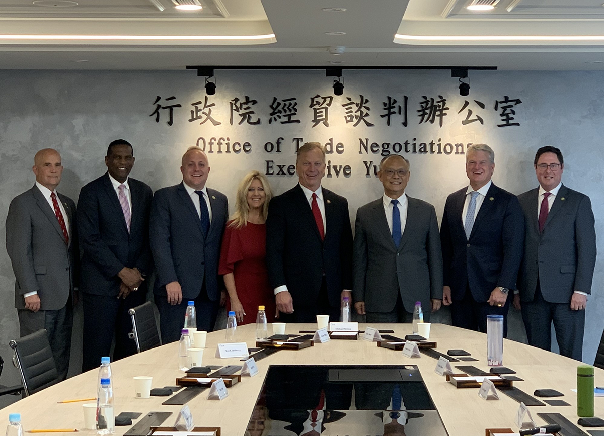 美國聯邦眾議院「共和黨研究委員會(RSC)」6位眾議員，昨天拜訪行政院經貿談判辦公室(OTN)，由總談判代表鄧振中政務委員接待。 圖：經貿辦提供