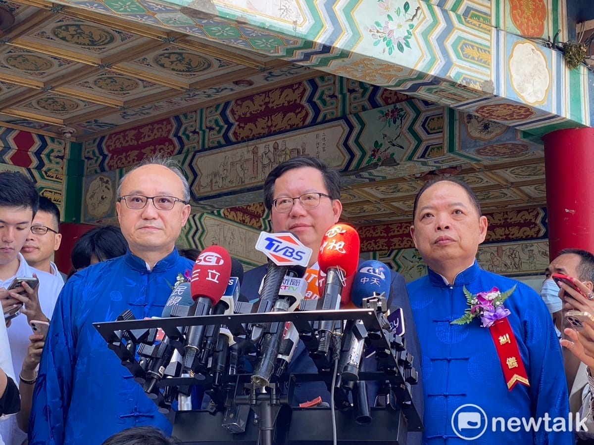 行政院副院長鄭文燦今（5）上午代表蔡總統出席「指南宮孚佑帝君成道1143周年三獻大典」前受訪。 圖：周煊惠/攝