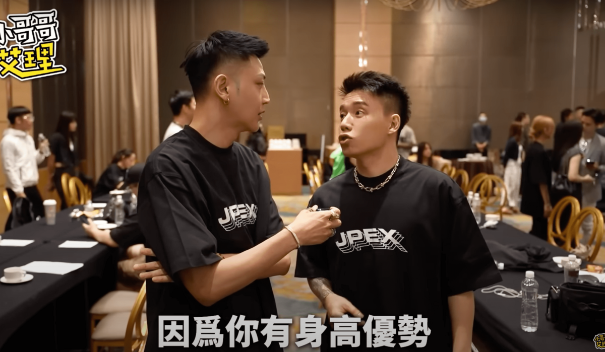 6yi7和Toyz也都表示小哥哥艾里「手很長」，善用臂展優勢贏面就會很大。 圖：翻攝自YT/ 小哥哥艾理