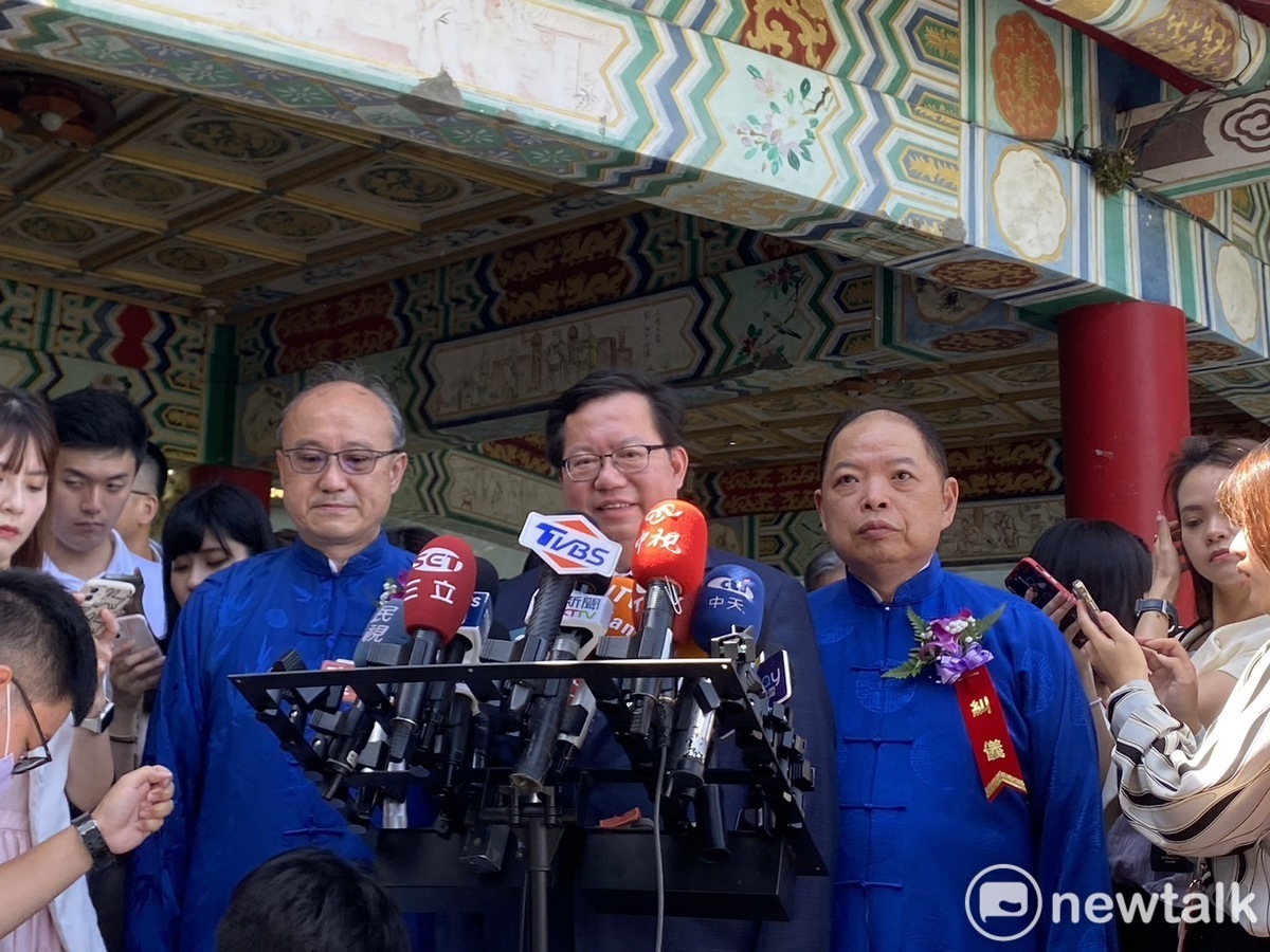 行政院副院長鄭文燦今（5）天上午代表蔡總統出席「指南宮孚佑帝君成道1143周年三獻大典」前受訪。 圖：周煊惠/攝