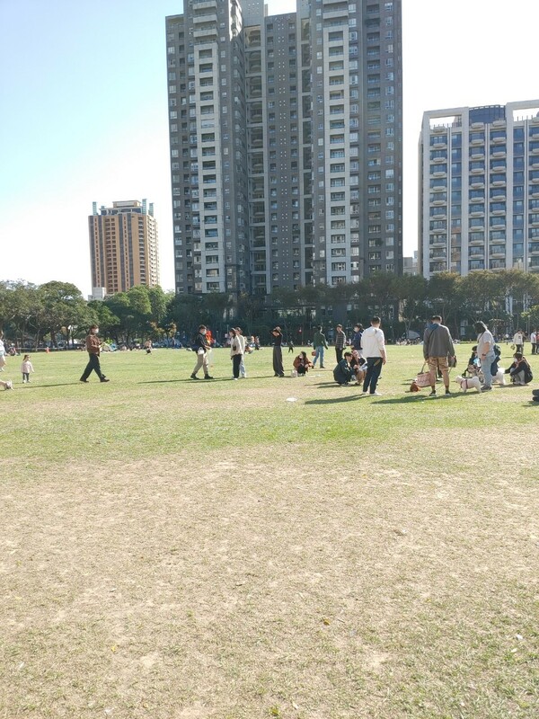 受到西南風和太平洋高壓影響，全台天氣高溫炎熱。 圖：林冠妤／攝