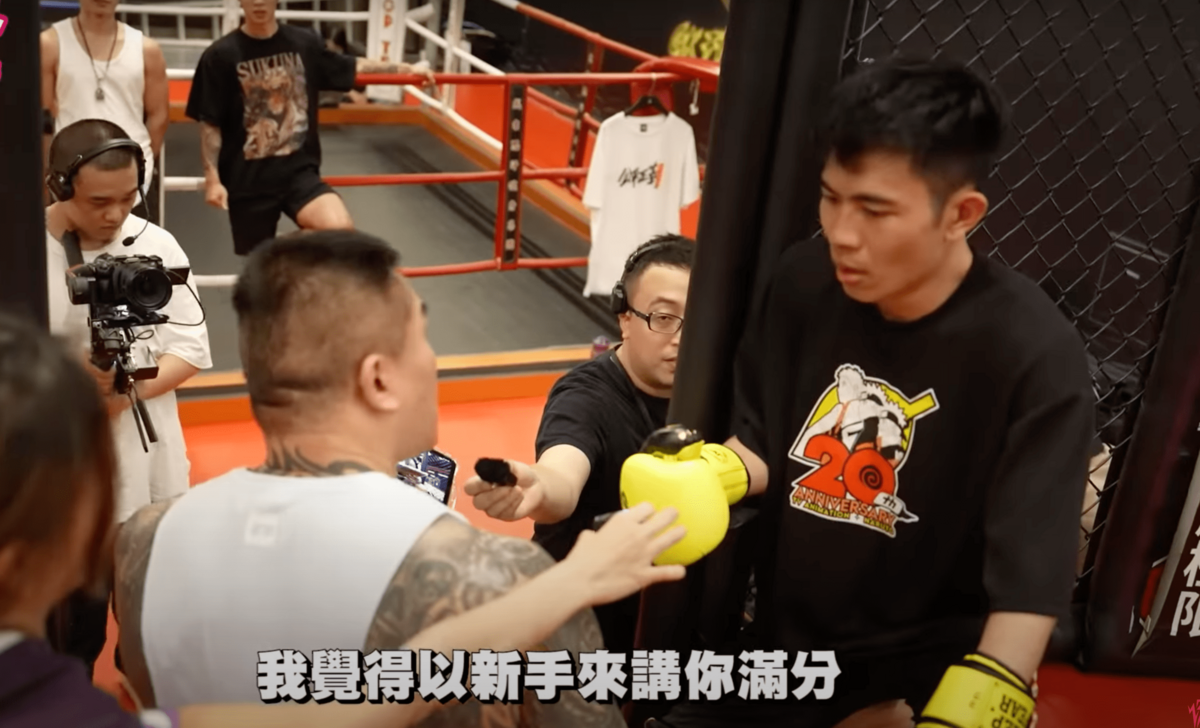 結束後館長稱讚培根敢打也敢吃拳，以新手來說表現滿分。 圖：翻攝自YT/WACKYBOYS 反骨男孩