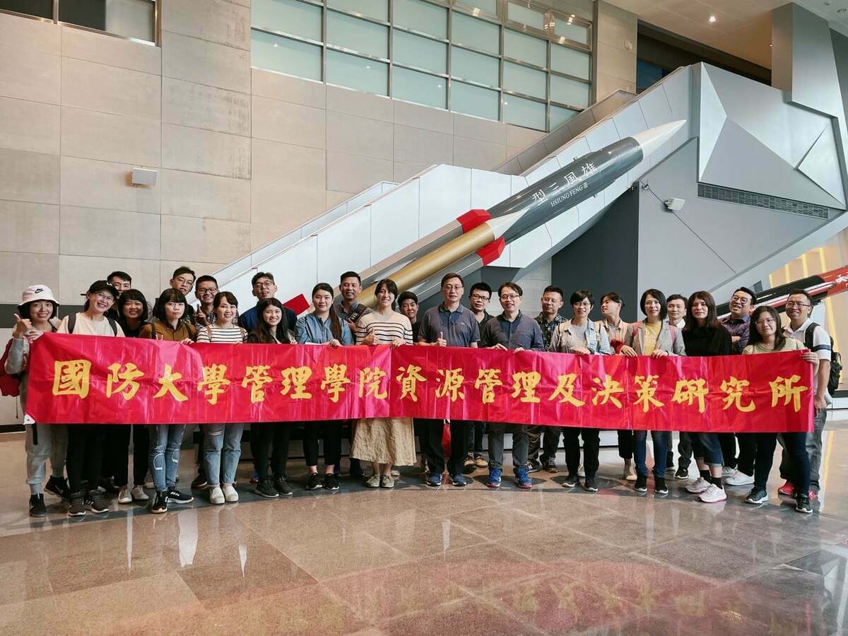 國防大學資源管理及決策研究所傳出所長婚外情及詐領補助費情事。圖為2021年該所參訪中山科學研究院活動留影。 圖：翻攝國防大學National Defense University臉書