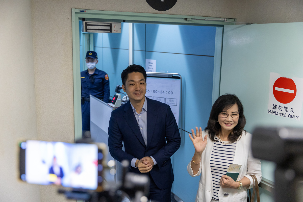 台北市長蔣萬安（左）啟程前往新加坡，右為國民黨台北市議員秦慧珠。 圖：台北市政府 / 提供