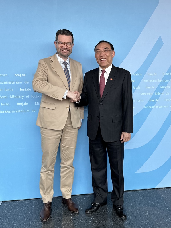 法務部長蔡清祥日前訪德，拜會德國聯邦司法部長馬可·布施曼（Marco Buschmann），德國司法部4日在社群平台Twitter公布兩位部長合照，說明會談主題為刑事司法互助合作相關事項，並針對網路詐欺與罪犯引渡等問題交換意見。 圖：翻攝自推特