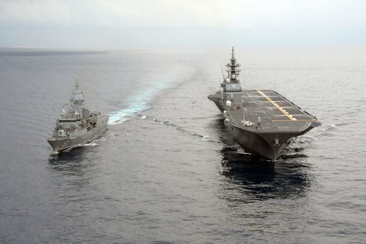 今年度聯合軍演「護身軍刀」將於22日起進行，日本將派機動團、直升機旅、凖航艦參演。（圖為澳洲安扎克號巡防艦與日本出雲號護衛艦於南海進行「三叉戟2023」聯演） 圖：擷取自日本海上自衛隊官網