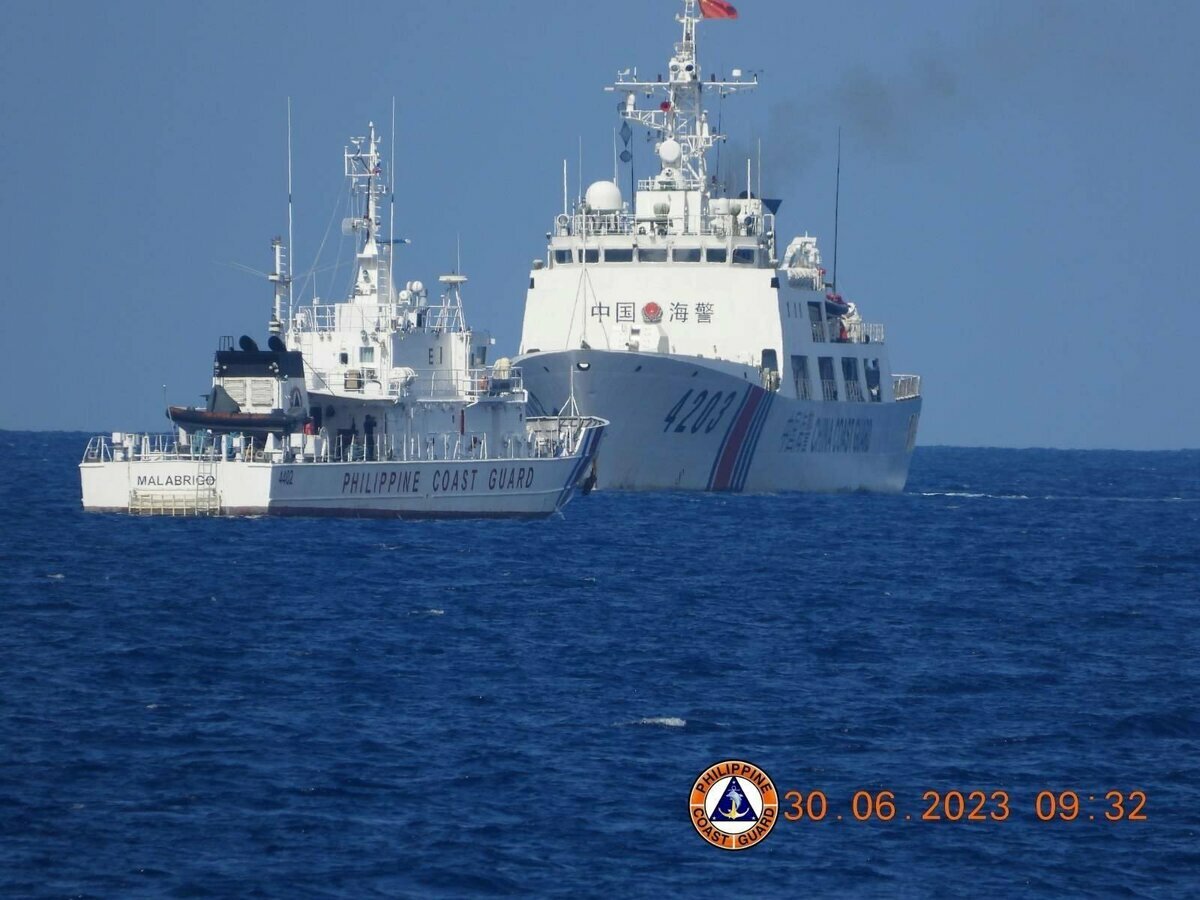 菲律賓海警隊船隻在護送西部軍區（WESCOM）海軍前往仁愛礁途中遭到中國海警船攔截，據稱最近距離僅90公尺。 圖：翻攝自推特帳號@jaytaryela