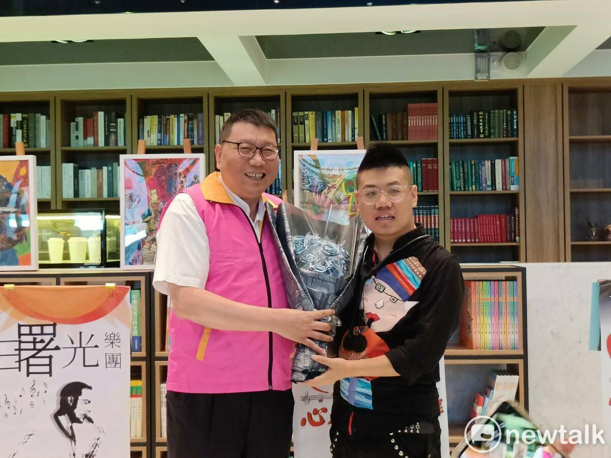 邱勝凱獻花給陳大鈞表示感謝。 唐復年/攝