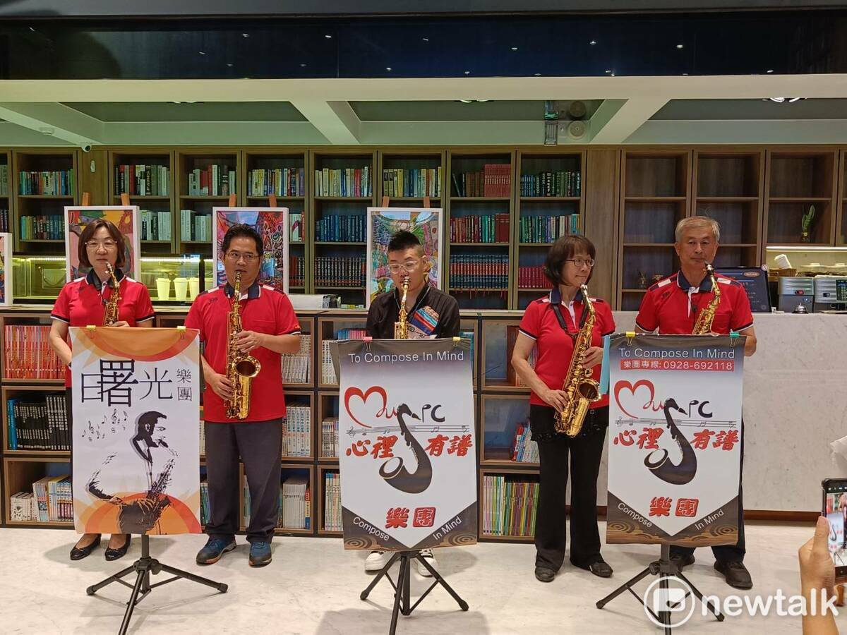 邱勝凱除了繪畫，也有音樂的天份。  唐復年/攝