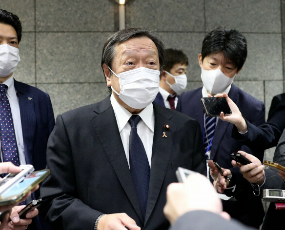 日本防衛相濱田靖一在4日的記者會上發表看法稱，若屬於防衛裝備品出口規則中允許的「警戒」等5個領域，也能向烏克蘭出口。 圖：翻攝自新浪