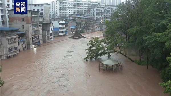 排水系統面臨快速的龐大雨量無力招架，民宅及道路全都泡在水中。 圖：翻攝自央視新聞