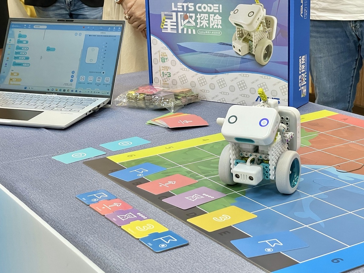 基隆市近年積極引入外部資源推動智慧教育，這次與華碩合作以ASUS PINBO機器人為主軸，開設機器人種子教師培訓課程 圖：ASUS/提供