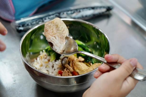將國產魚導入校園午餐食材，讓學童享們享用鱻味團膳。 圖：漁業署提供