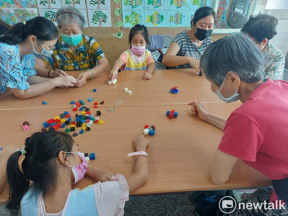 為了豐富長輩們的日常，後壁失智社區服務據點今年邀請後壁區菁寮國小附設幼兒園聯手辦理老幼共學團康活動。 圖：後壁失智社區服務據點提供