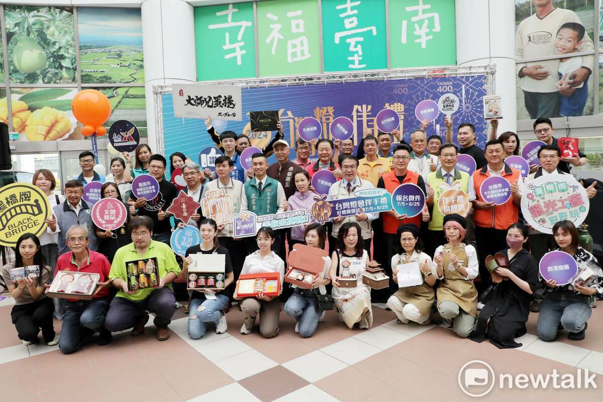 因應明年台南400首場國際大型觀光活動「2024台灣燈會在台南」，台南市政府今日舉行徵選活動記者會，宣告將選拔出百大燈會推薦伴手禮及30件指定燈會伴手禮，推薦給明年來參加燈會民眾。 圖：黃博郎／攝
