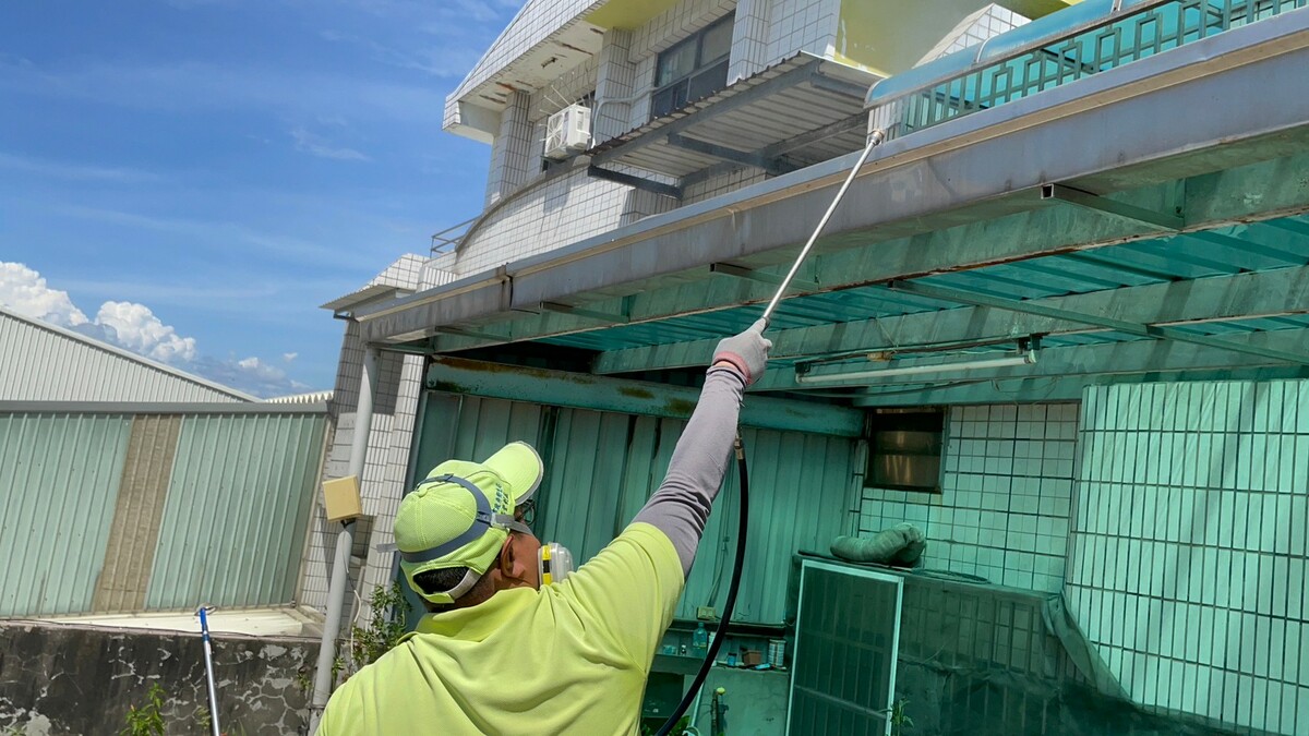 高市府持續針對個案居住地進行噴藥滅蚊。 圖：高雄市衛生局/提供