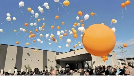 日本 「Balloon Kobo」 是一家提供「氣球葬禮」服務的公司，他們將遺體火化後的骨灰裝進氣球送上高空，然後讓氣球自然爆炸，死者的骨灰最後在空中散落。 圖 : 翻攝自Balloon Kobo