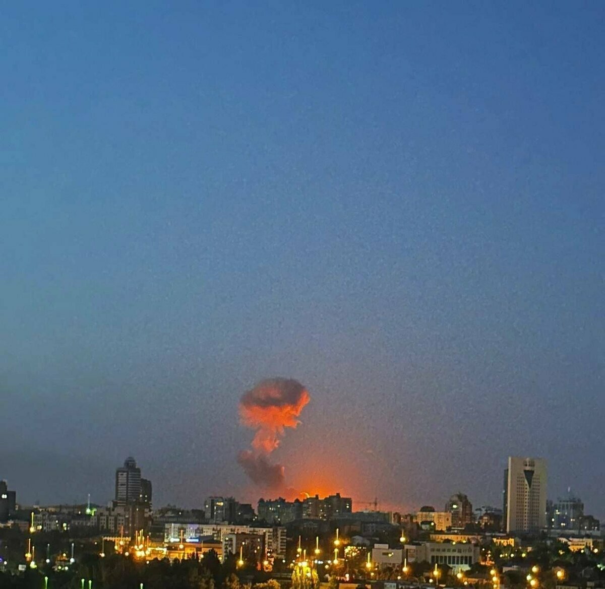 被俄軍佔領的馬克耶夫卡，遭到兩次巨大爆炸的震動，濃煙沖天。 圖：翻攝自推特帳 @NOELreports