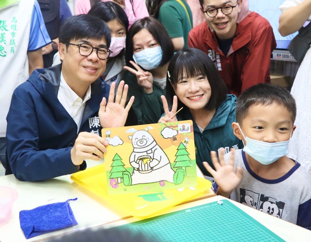 陳其邁(左一)視察公幼延長照顧服務。 圖：高雄市教育局/提供