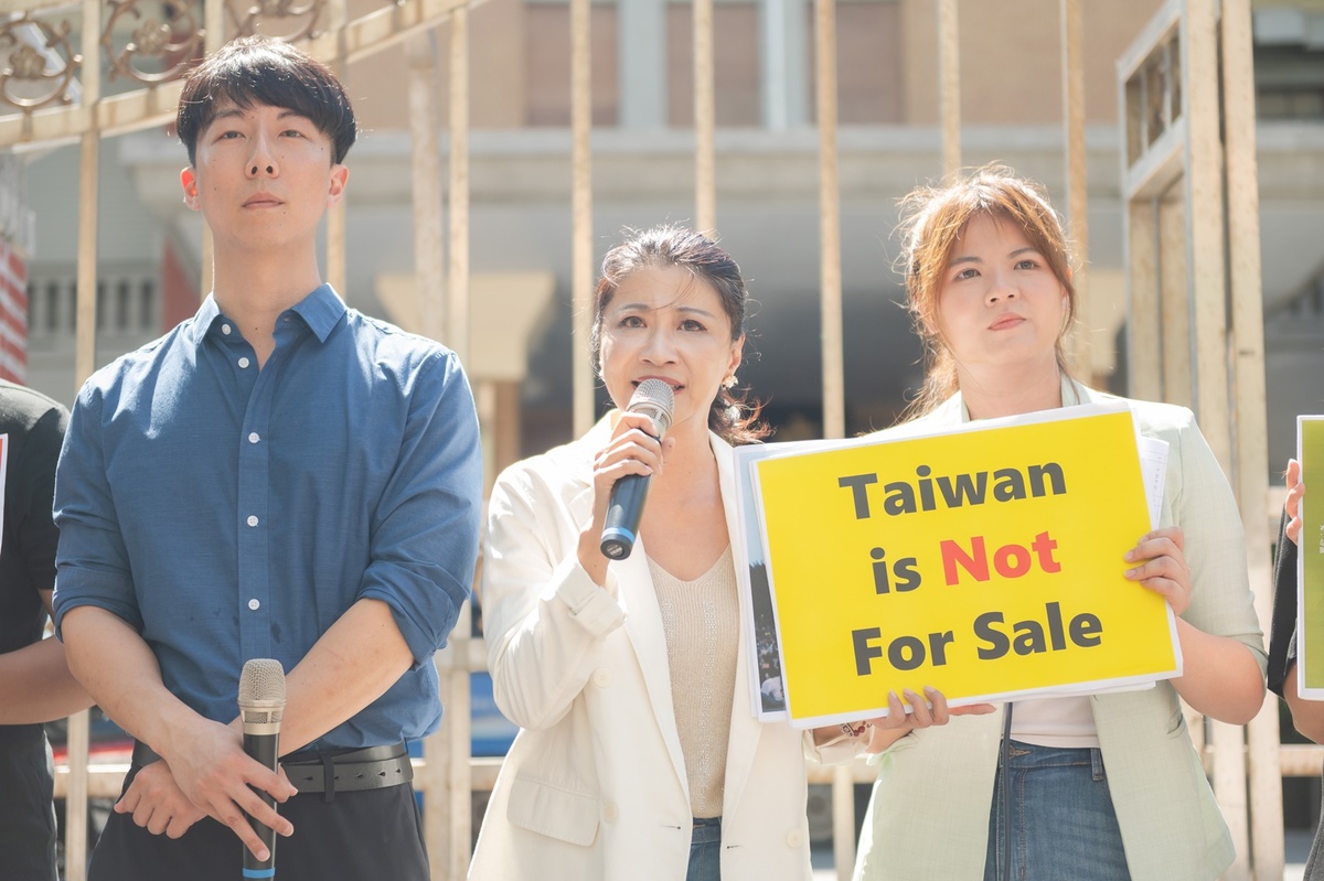 民進黨發言人林楚茵及318太陽花學運成員的中和立委參選人吳崢、新店立委參選人曾柏瑜及國務青等學生代表今(6)日上午重回立法院大門的歷史現場召開記者會，大聲疾呼拒絕柯侯重啟服貿 圖：民進黨提供