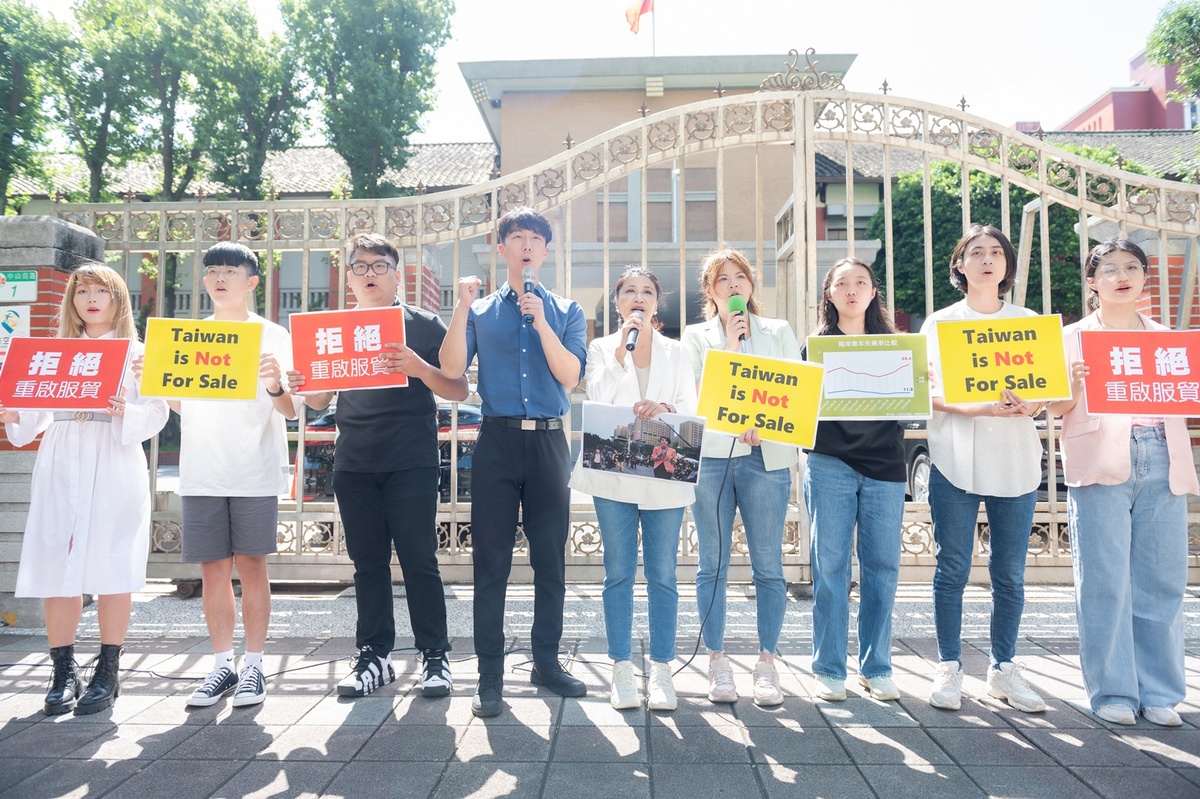 民進黨發言人林楚茵及318太陽花學運成員的中和立委參選人吳崢、新店立委參選人曾柏瑜及國務青等學生代表今(6)日上午重回立法院大門的歷史現場召開記者會，大聲疾呼拒絕柯侯重啟服貿 圖：民進黨提供