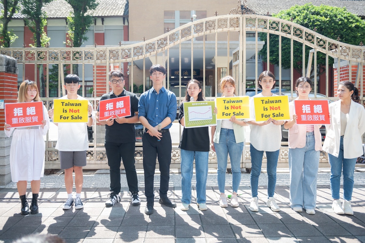 民進黨發言人林楚茵及318太陽花學運成員的中和立委參選人吳崢、新店立委參選人曾柏瑜及國務青等學生代表今(6)日上午重回立法院大門的歷史現場召開記者會，大聲疾呼拒絕柯侯重啟服貿 圖：民進黨提供