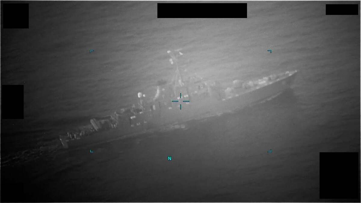 美國海軍第5艦隊指控伊朗海軍在荷姆茲海峽國際水域對懸掛國際旗幟的油輪開槍。 圖：@US5thFleet推特截圖