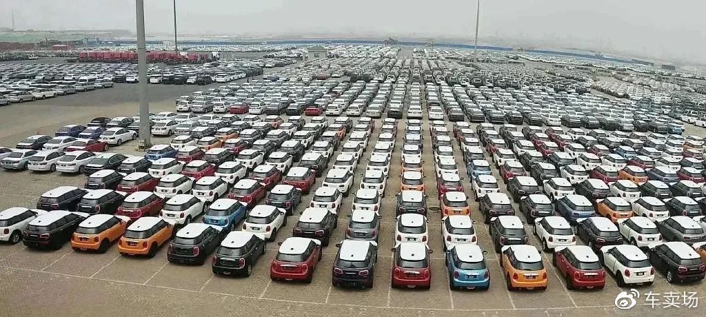 中國跟隨電動車風潮，提供產業補助，卻意外成為企業「騙補」的手法，荒野地成為汽車焚場。 圖：翻攝自新能源官網
