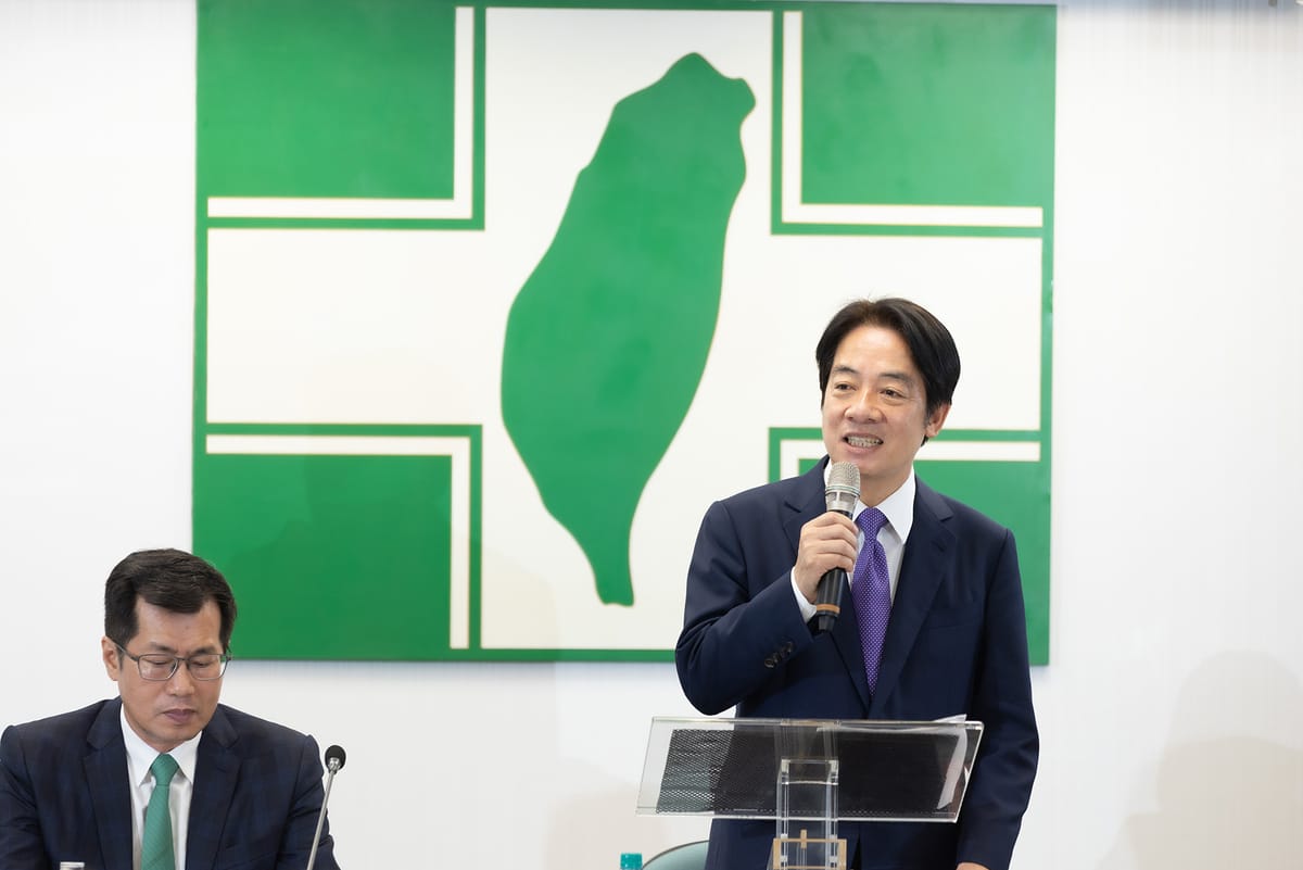 民進黨6日上午舉辦外交使節選舉說明會，由民進黨主席賴清德、秘書長許立明、副秘書長楊懿珊、政策委員會執行長羅致政、國際部主任謝佩芬、政策委員會首席政務副執行長柯芷伶、中國事務部主任吳峻鋕、民意調查中心主任陳博洲、賴清德競選辦公室發言人趙怡翔，及國際部副主任邱雯莉等黨內幹部出席 圖：民進黨提供