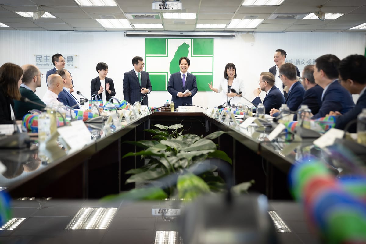 民進黨6日上午舉辦外交使節選舉說明會，由民進黨主席賴清德、秘書長許立明、副秘書長楊懿珊、政策委員會執行長羅致政、國際部主任謝佩芬、政策委員會首席政務副執行長柯芷伶、中國事務部主任吳峻鋕、民意調查中心主任陳博洲、賴清德競選辦公室發言人趙怡翔，及國際部副主任邱雯莉等黨內幹部出席 圖：民進黨提供