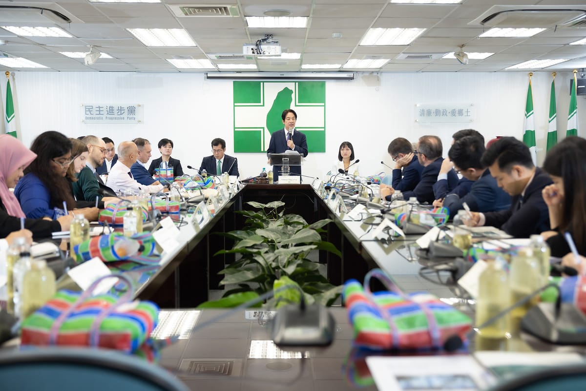民進黨6日上午舉辦外交使節選舉說明會，由民進黨主席賴清德、秘書長許立明、副秘書長楊懿珊、政策委員會執行長羅致政、國際部主任謝佩芬、政策委員會首席政務副執行長柯芷伶、中國事務部主任吳峻鋕、民意調查中心主任陳博洲、賴清德競選辦公室發言人趙怡翔，及國際部副主任邱雯莉等黨內幹部出席 圖：民進黨提供