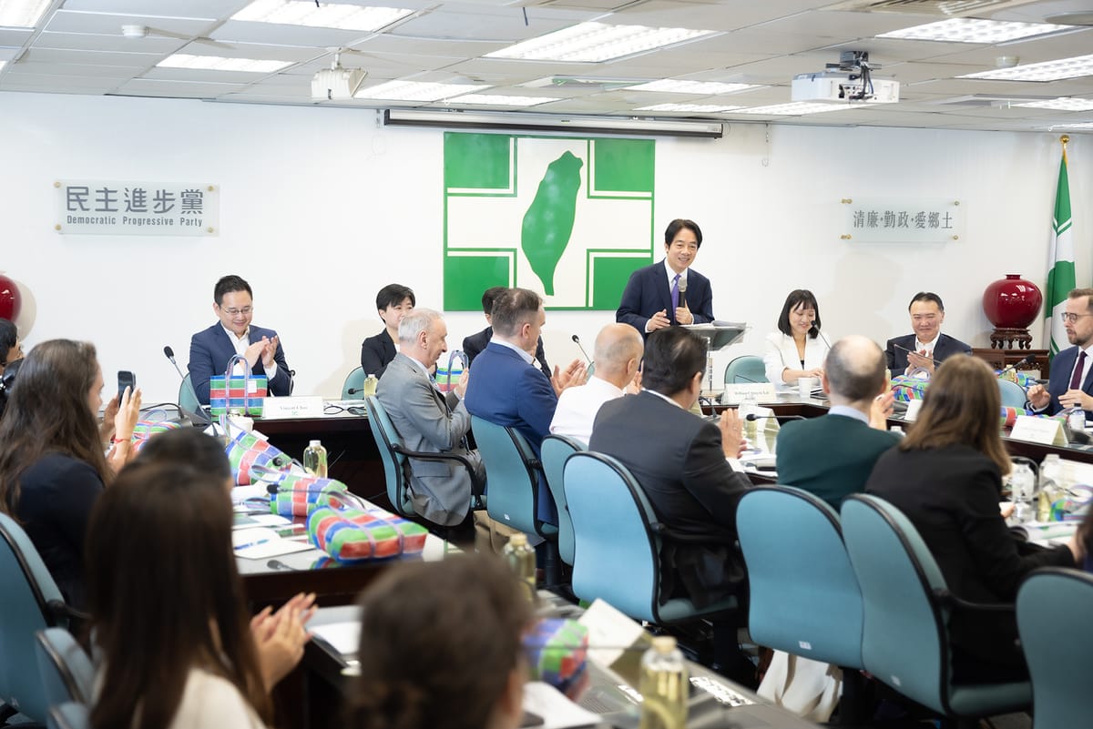 民進黨6日上午舉辦外交使節選舉說明會，由民進黨主席賴清德、秘書長許立明、副秘書長楊懿珊、政策委員會執行長羅致政、國際部主任謝佩芬、政策委員會首席政務副執行長柯芷伶、中國事務部主任吳峻鋕、民意調查中心主任陳博洲、賴清德競選辦公室發言人趙怡翔，及國際部副主任邱雯莉等黨內幹部出席 圖：民進黨提供