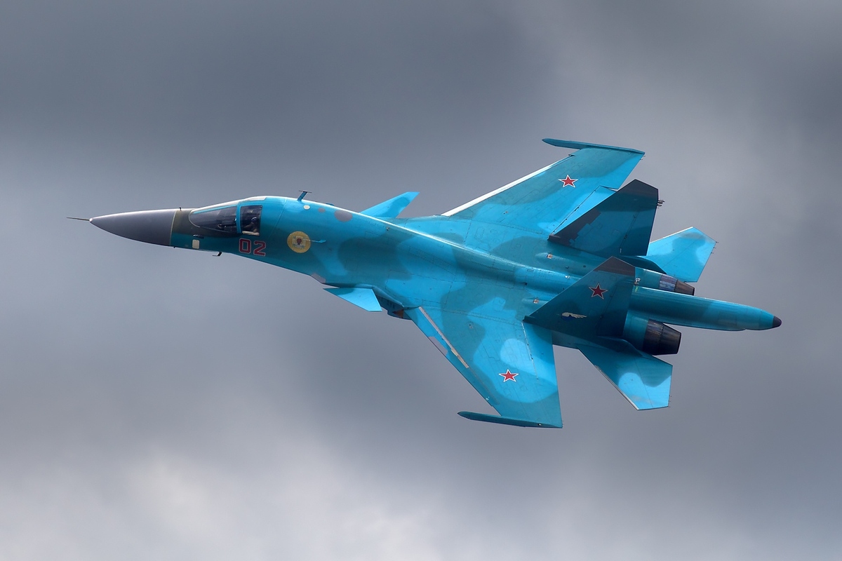 俄軍 Su-34 「後衛」戰鬥轟炸機，機身前緣駕駛艙附近的鴨翼清晰可見，與烏軍愛國者飛彈上的輪廓極為相似。 圖：翻攝自維基百科（資料照）