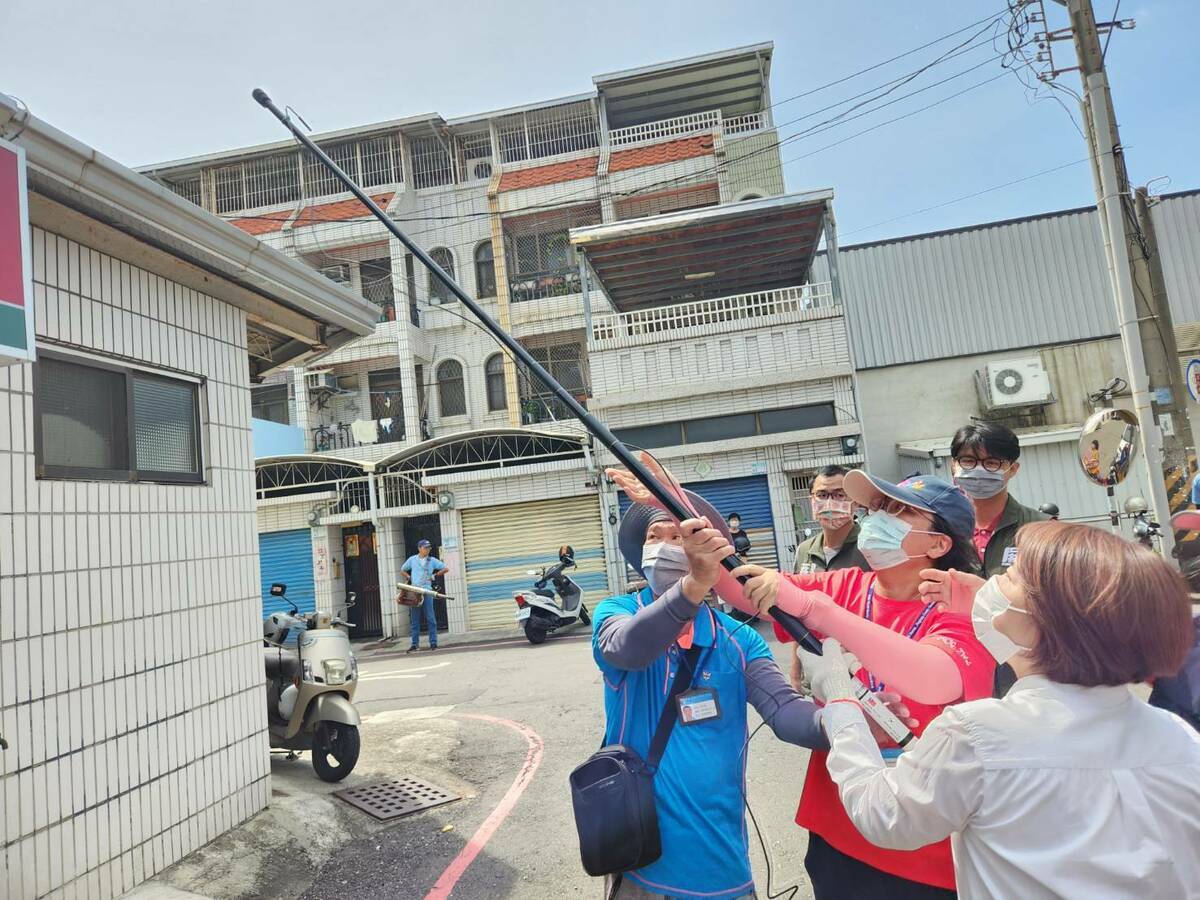 屏縣府出動天溝巡視攝影器。 圖：屏東縣政府/提供