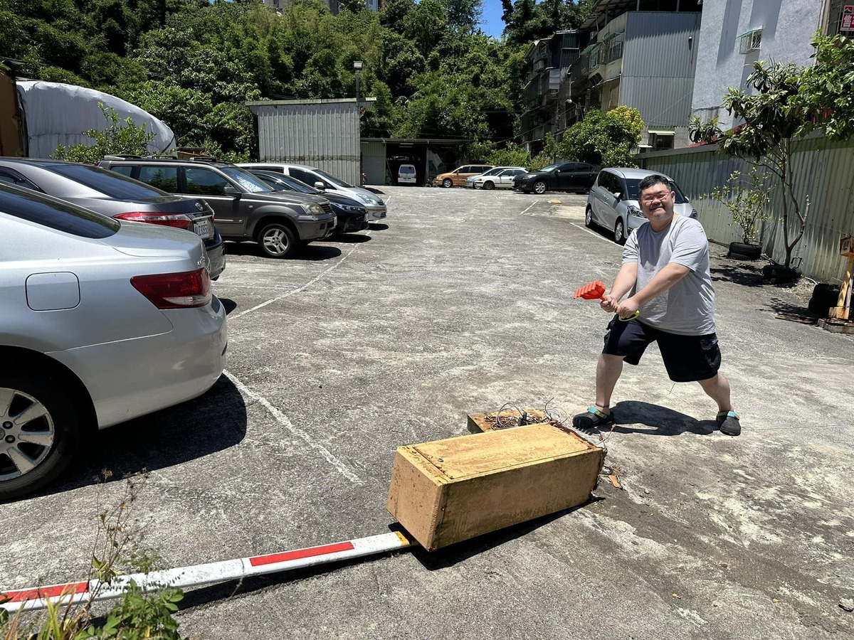 時代力量前立委黃國昌位於新北市汐止區水源路段的「菜園」，被爆變成停車場，涉及違法，四叉貓前往朝聖。 圖：翻攝自劉宇臉書
