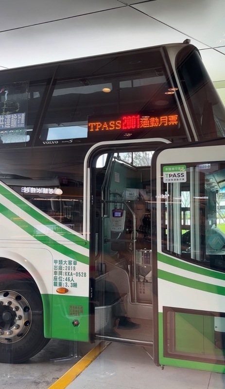 公路總局澄清，通勤月票計畫早就核定並匡列補助經費額度，與TPASS文宣資訊是否有標示「行政院」無關。 圖：桃園市交通局/提供