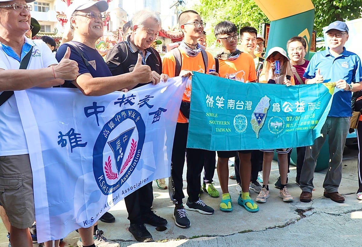 雄中校友會到場為小學弟加油。 圖：高雄市教育局提供