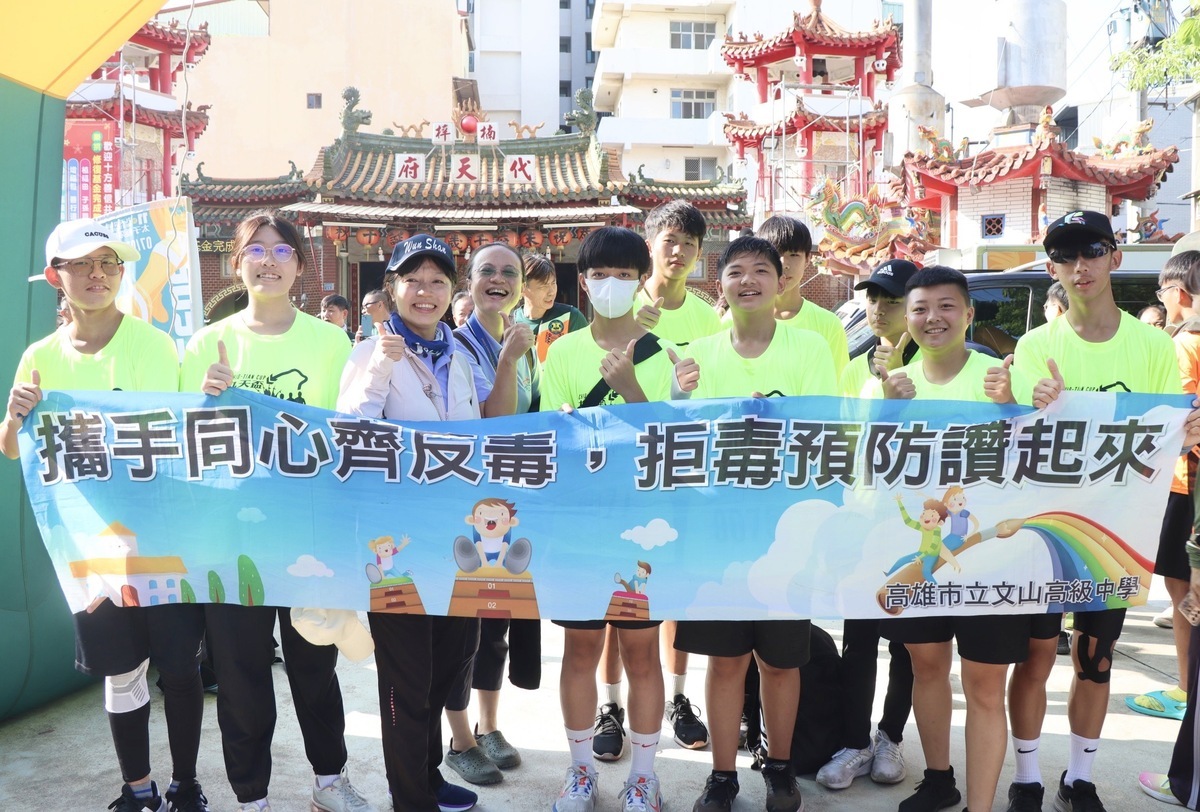 文山高中國中部同學加入1日徒步行程。 圖：高雄市教育局提供