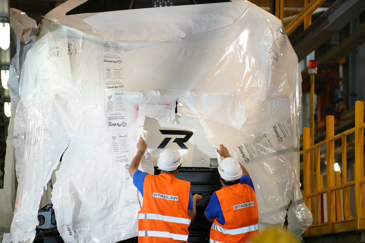 R200型新柴電機車後續將展開密集的試運轉作業，未來將投入貨運、軍運、和鐵道救援，優化台鐵疏運服務。 圖：翻攝自臉書Fun台鐵